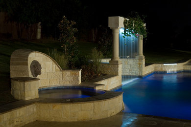 Elegant pool photo in Dallas