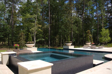 Immagine di una piscina eclettica