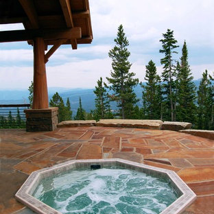 Modelo de piscinas y jacuzzis naturales, de estilo americano, pequeños, en patio, con adoquines de piedra natural