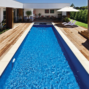 Foto di una grande piscina monocorsia stile marinaro rettangolare dietro casa con fontane e pedane