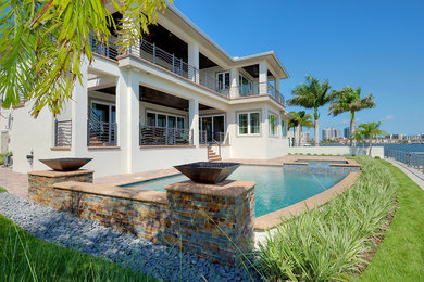 Foto de piscinas y jacuzzis alargados minimalistas de tamaño medio rectangulares en patio trasero con adoquines de ladrillo