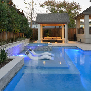 Modelo de piscinas y jacuzzis naturales, contemporáneos, pequeños, rectangulares, en patio trasero, con adoquines de piedra natural