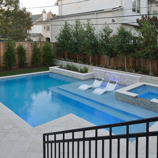Modelo de piscinas y jacuzzis naturales, actuales, pequeños, rectangulares, en patio trasero, con adoquines de piedra natural
