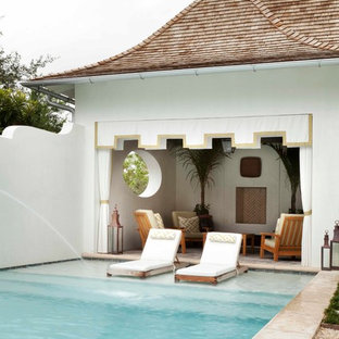 Imagen de piscina costera, extra grande, rectangular, en patio trasero, con adoquines de hormigón