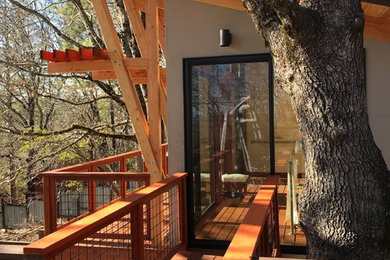 Idées déco pour une petite piscine latérale contemporaine rectangle avec une terrasse en bois.