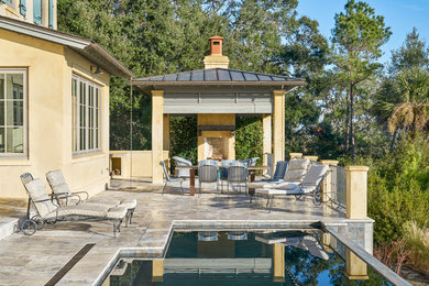 Foto de casa de la piscina y piscina infinita mediterránea grande en patio trasero con adoquines de piedra natural
