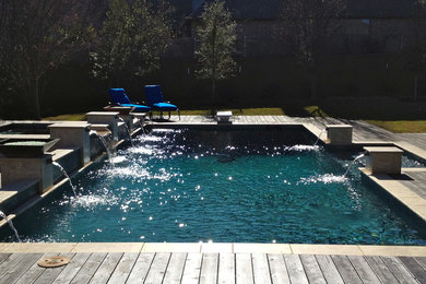 Ispirazione per una piscina monocorsia contemporanea rettangolare di medie dimensioni e dietro casa con una vasca idromassaggio e pedane