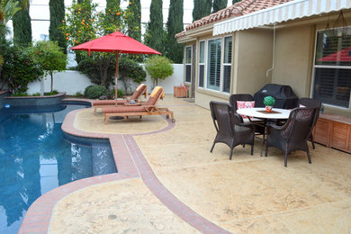 Foto de piscina elevada actual pequeña a medida en patio trasero con entablado