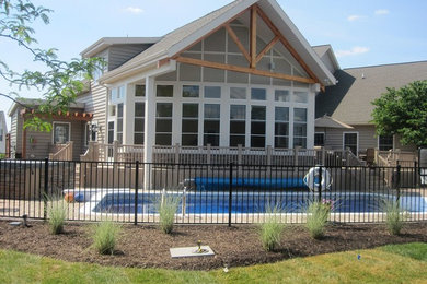 Imagen de piscinas y jacuzzis clásicos rectangulares en patio trasero con adoquines de hormigón