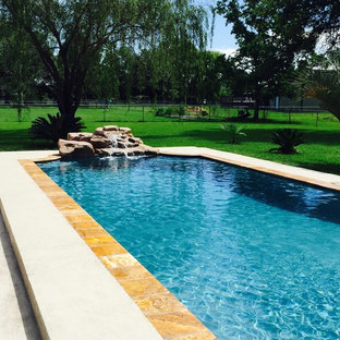 Foto di una piccola piscina naturale contemporanea rettangolare dietro casa con fontane e pedane