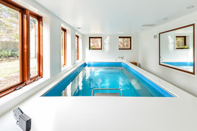 ワシントンD.C.にある小さなコンテンポラリースタイルのおしゃれな屋内プールの写真