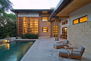 ダラスにある高級な中くらいなコンテンポラリースタイルのおしゃれな裏庭プール (噴水、コンクリート敷き	) の写真