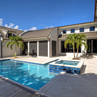 Ispirazione per una piscina tropicale con pedane