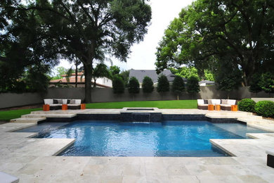 Modelo de piscina con fuente alargada actual grande a medida en patio trasero