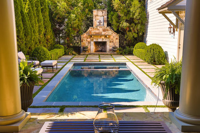 Foto de piscina tradicional de tamaño medio rectangular en patio trasero