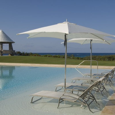 Inspiration for a contemporary infinity pool remodel in Miami