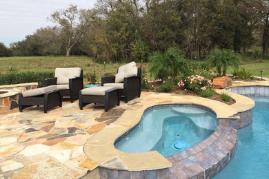 Ejemplo de piscina contemporánea de tamaño medio a medida en patio trasero con adoquines de piedra natural