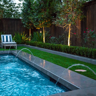 Immagine di una piccola piscina design rettangolare dietro casa con pedane