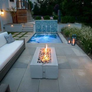 Diseño de piscinas y jacuzzis contemporáneos, de tamaño medio, rectangulares, en patio trasero, con adoquines de piedra natural