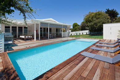 Idee per una piscina naturale stile marinaro rettangolare di medie dimensioni e davanti casa con pedane