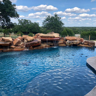 Foto di un'ampia piscina naturale stile rurale personalizzata dietro casa con pedane