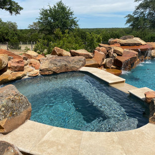 Foto di un'ampia piscina naturale rustica personalizzata dietro casa con pedane