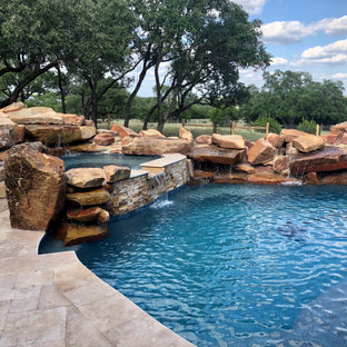 Foto di un'ampia piscina naturale stile rurale personalizzata dietro casa con pedane