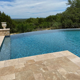 Idee per un'ampia piscina a sfioro infinito moderna personalizzata dietro casa con pedane