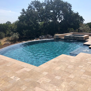 Immagine di un'ampia piscina a sfioro infinito moderna personalizzata dietro casa con pedane