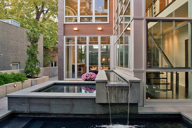 Идея дизайна: маленький бассейн в стиле модернизм с фонтаном для на участке и в саду