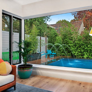 Foto di una piccola piscina naturale moderna personalizzata in cortile con fontane e pedane