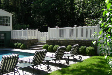 Foto de casa de la piscina y piscina alargada clásica grande rectangular en patio trasero con adoquines de piedra natural