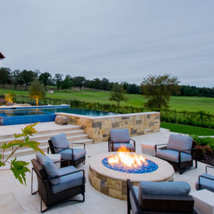 Großer Klassischer Infinity-Pool hinter dem Haus in individueller Form mit Wasserspiel und Natursteinplatten in Dallas