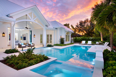 Aménagement d'une grande piscine arrière bord de mer sur mesure avec du carrelage.