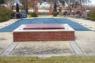 Foto de piscinas y jacuzzis alargados grandes rectangulares en patio trasero con losas de hormigón