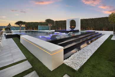 Foto de piscinas y jacuzzis infinitos modernos de tamaño medio a medida en patio trasero