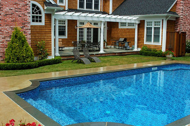 Diseño de piscina con fuente grande a medida en patio trasero