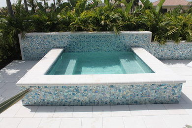 Foto de piscinas y jacuzzis elevados minimalistas pequeños rectangulares en patio trasero con adoquines de hormigón