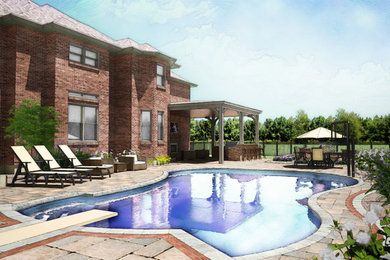 Modelo de piscina natural clásica grande a medida en patio trasero con adoquines de hormigón
