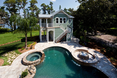 Großer Moderner Pool hinter dem Haus in Nierenform mit Natursteinplatten in Tampa