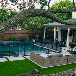 Esempio di una piccola piscina moderna personalizzata dietro casa con pavimentazioni in pietra naturale