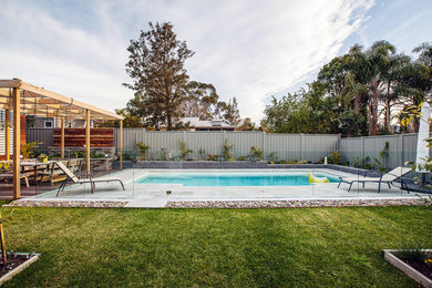 Ejemplo de piscina minimalista rectangular en patio trasero