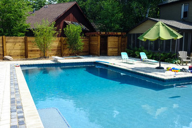 Foto di una piscina naturale classica a "L" di medie dimensioni e dietro casa con una dépendance a bordo piscina e pavimentazioni in cemento