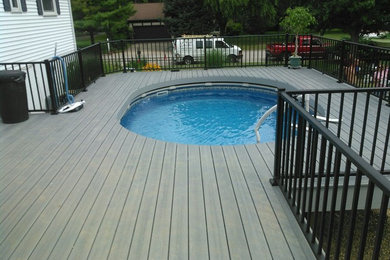 Modelo de piscina elevada clásica grande a medida en patio lateral con entablado