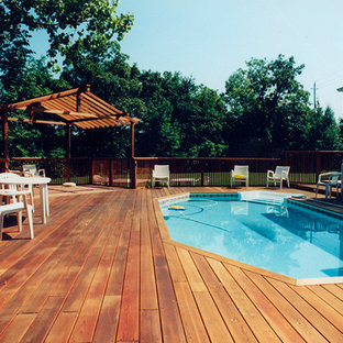Immagine di una grande piscina mediterranea personalizzata dietro casa con pedane