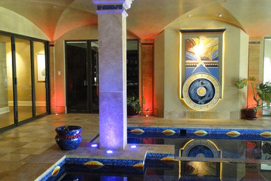 デンバーにある中くらいな地中海スタイルのおしゃれな屋内プール (タイル敷き) の写真