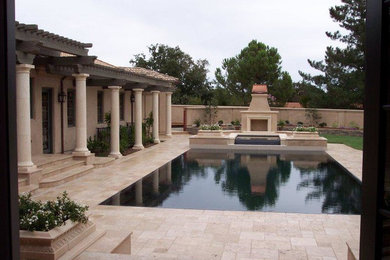 Ejemplo de piscinas y jacuzzis mediterráneos rectangulares en patio trasero con suelo de baldosas