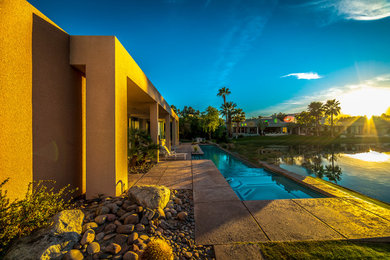 Diseño de piscinas y jacuzzis alargados modernos grandes rectangulares en patio trasero con losas de hormigón