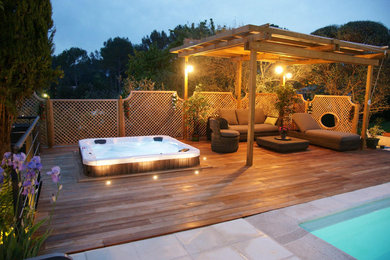 Diseño de piscinas y jacuzzis elevados contemporáneos de tamaño medio rectangulares en patio trasero con entablado