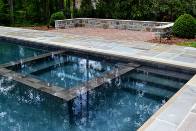 Foto de piscinas y jacuzzis alargados contemporáneos de tamaño medio rectangulares con suelo de baldosas